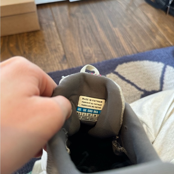 Brand New Mizuno Women’s Sneakers - Picture 5 of 8